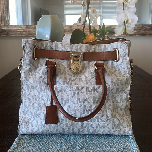 Michael Kors Handbags - 🌺Michael Kors Lock Tote & Change Purse (white logo) W/ Gold Hardware & Chain.